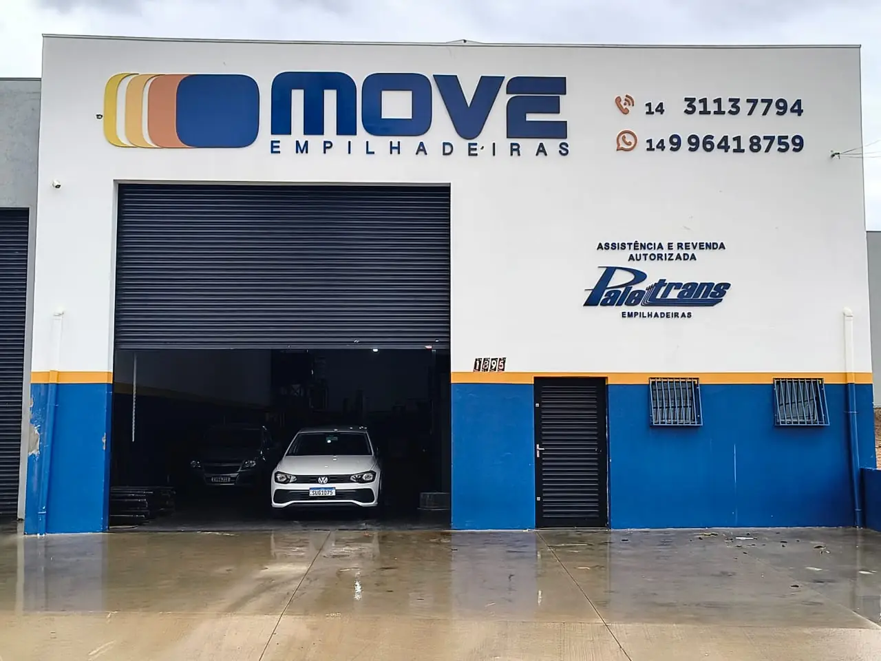 Fachada da oficina da Move Empilhadeiras no Distrito Industrial de Marília, com a placa de assistência e revenda autorizada Paletrans